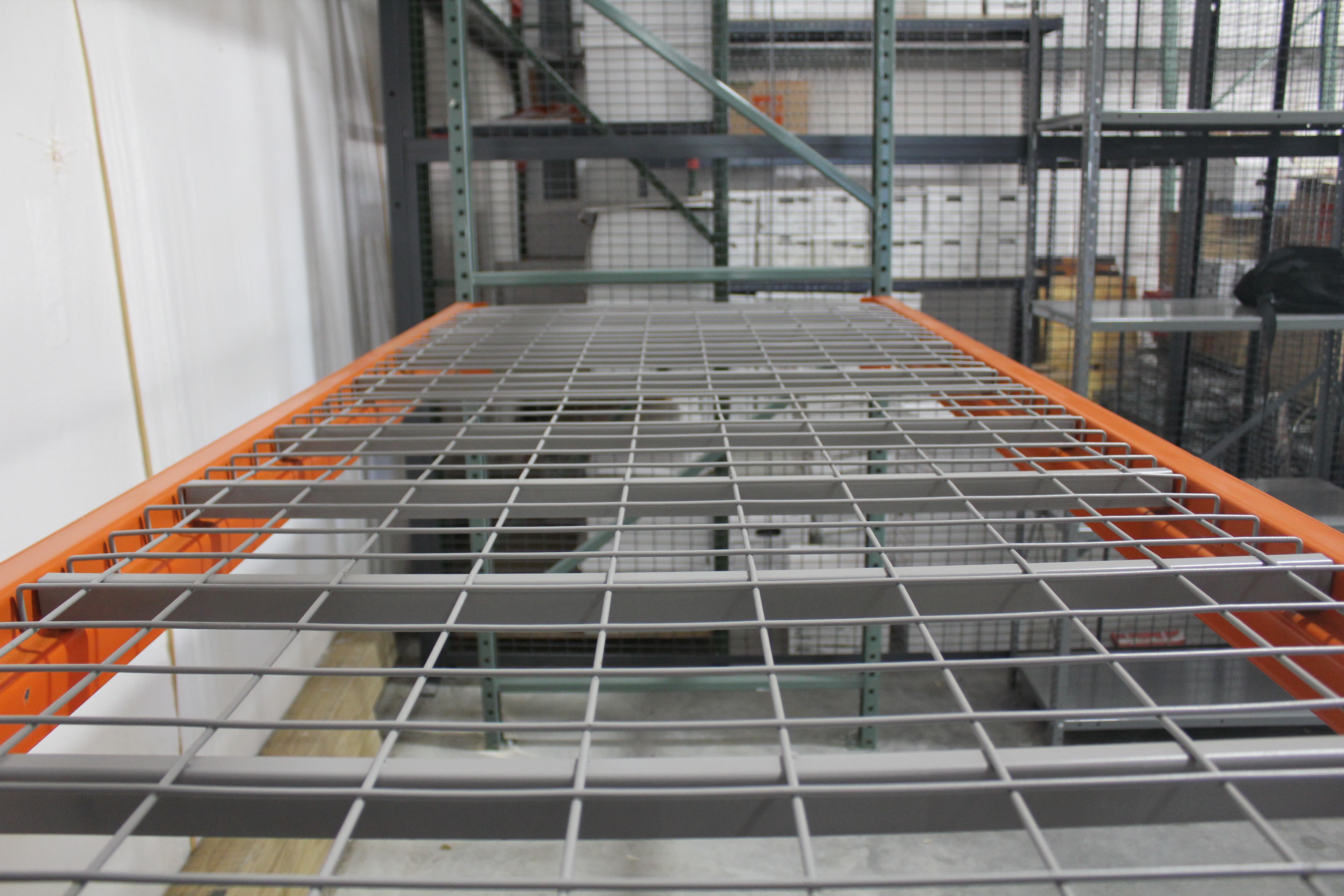 Inside Waterfall Wire Decking Warehouse Rack and Shelf