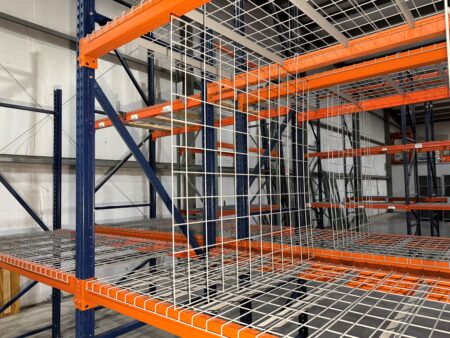 Hanging Wire Mesh Divider on Pallet Rack Hanging Wire Mesh Divider on Pallet Rack
