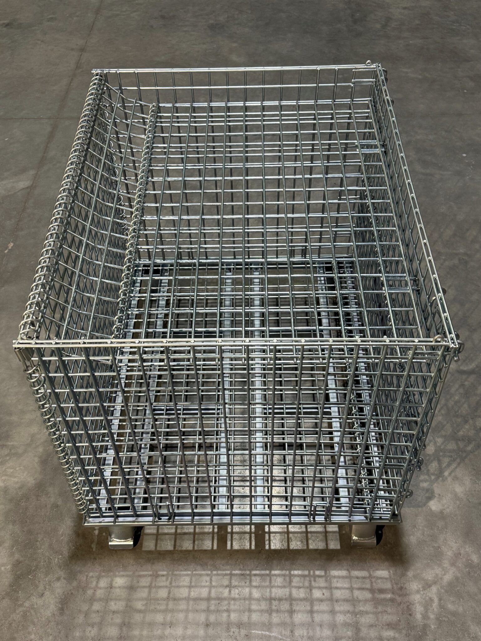 Wire container with attached hinged lid