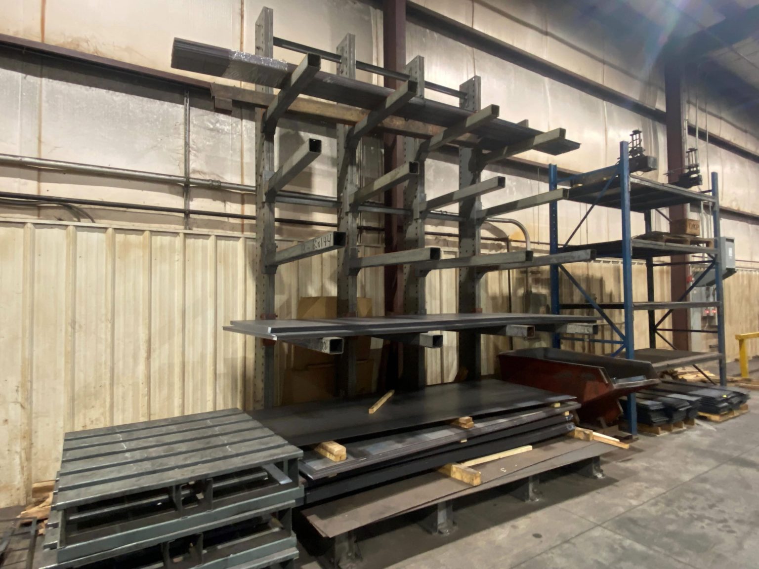 MECO Omaha Heavy Duty Cantilever Racking Warehouse Rack and Shelf