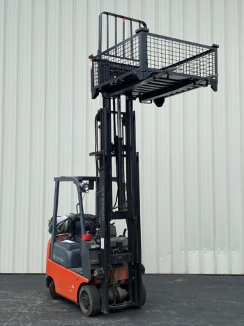 Rigid Wire Container with Fork Straps on Lifttruck